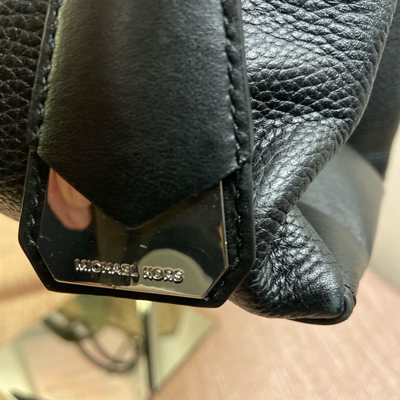 Elegant Black Michael Kors Gramercy bag - Picture 5 of 8